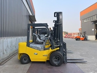 Chariot élévateur diesel de 2500 kg, chariot élévateur à quatre roues de 2,5 tonnes pour la logistique, le chargement et les entrepôts industriels