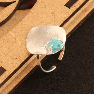 Jolie turquoise brute non coupée avec breloque fantaisie, finition plaquée argent brossée, anneau ouvert réglable, anneau de pierre de naissance unique
