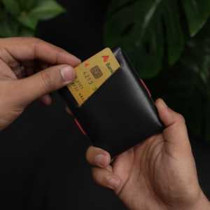 งานฝีมือหนัง WF หมายเลข กระเป๋าใส่บัตรอเนกประสงค์ 101 สีดำแดง ใช้งานได้ทั้งแบบยาวและแบบสั้น เปิด-ปิดง่าย ผลิตจากหนังวัวฟอกฝาดแบบธรรมชาติ - Product Image 6