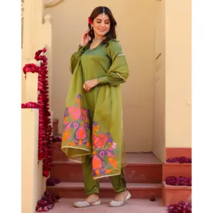 Ensemble de costume en satin vert peint à la main pour femmes Inayat - Product Image 5