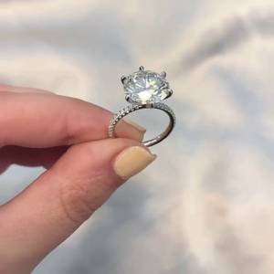 Bague de fiançailles solitaire en diamant de laboratoire rond 5,80 carats, sertie pavé, certifiée IGI D-E-F VVSVS, accessoire de mariage éblouissant - Product Image 5