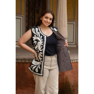 Chaleco Largo Acolchado sin Mangas con Capucha para Mujer, Combinación de Bordado Blanco y Negro, Tallas Grandes, para Primavera - Product Image 4