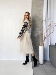 Robe en lin brodée Ukraine noire faite à la main Style Vishivanka avec des détails de chemise brodés traditionnels pour les femmes - Product Image 6