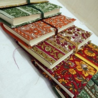 Cahiers personnalisés à spirale, recouverts de tissu sari imprimé en PVC, fabriqués à partir de vieux saris recyclés, pages en papier de coton fait main