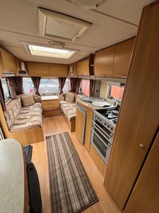 Mini caravana Swift Archway para 4 personas con cama fija y 4 camas individuales - Product Image 5