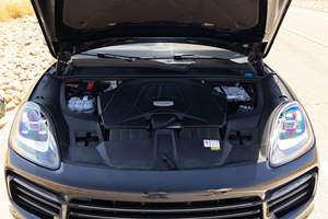 Cayenne Platinum Edition Turbo V6 2023, transmission intégrale, bleu lune métallisé - Product Image 2