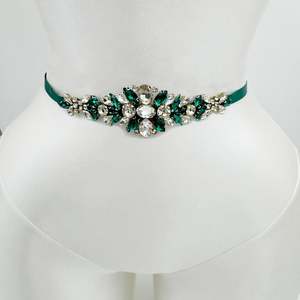 Cinturón de Novia Ajustable con Pedrería Esmeralda Bridella BS128GKL para Bodas, Bailes de Graduación y Eventos Formales - Product Image 3