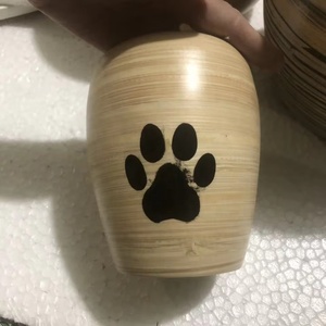 Urna de bambú grabada moderna de alta calidad con diseño hexagonal con estampado de pata, urna de cremación ecológica de Vietnam - Product Image 1