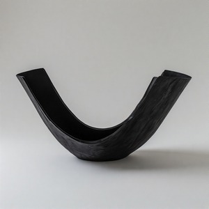 Cesta de árbol de Navidad en relieve con acabado de metal negro, hecha a mano con curvas suaves para elevar maravillosamente los interiores de temporada. - Product Image 6