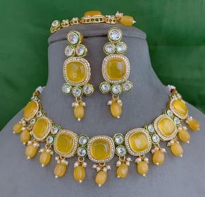 Ensemble de collier et boucles d'oreilles en pierres Kundan plaquées or de qualité supérieure, magnifique, avec Tikka pour la collection de vêtements de mariage pour femmes - Product Image 1
