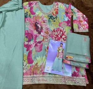 บริษัทชรีอินเดียนเอ็กซ์พอร์ตนำเสนอชุดสาหรี่กะมีซผ้าลินินพิมพ์ลายดอกไม้สวยงามประณีต พร้อมผ้าคลุมไหล่ ดีไซน์พิเศษสำหรับงานปาร์ตี้ - Product Image 6