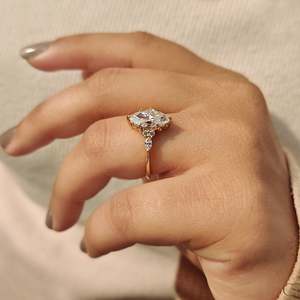 Anillo de compromiso con diamante marquesa en montura Muse - Product Image 3