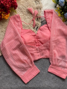 La blusa moderna con patrón de cuello en V se puede usar en saree y laheng Blusa con patrón abierto en la espalda con tasells de tono a tono - Product Image 5