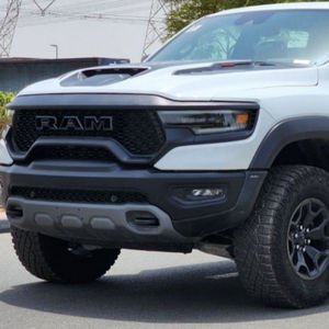 รถตู้มือสองราคาประหยัด ปี 2024 RAM TRX GCC R18 AWD เบาะหนัง สีขาว นำเข้าจากสหรัฐอเมริกา เกียร์ 6 สปีด 5 ที่นั่ง มาตรฐานยูโร 5 ถุงลมนิรภัย 4 จุด หลังคาซันรูฟ จอสัมผัส - Product Image 2