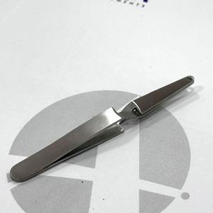 Pinza Profesional de Acero Inoxidable de Acción Inversa para Sujetar Cuentas, Tamaño 4.75, para Perforaciones Corporales, Uso en Estudios de Precisión - Product Image 1