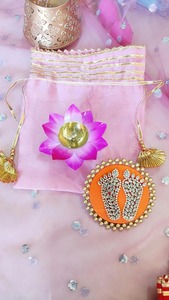 Navratri Organza Potli 4 인치 황동 연꽃 디야 차란 디 왈리 장식 마타 라니 차란 선물 콤보