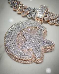 Pendentif personnalisé pour enfants en or jaune 18 carats avec nom de personnage de dessin animé, collier en forme de glaçon creux personnalisé, moissanite certifiée GRA, cadeau - Product Image 3