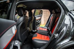 เมอร์เซเดส-เบนซ์ จีแอลซี 63 เอส คูเป้ ปี 2020 เครื่องยนต์วี8 ทวินเทอร์โบ ขับเคลื่อนล้อหลัง ระบบกันสะเทือนแบบถุงลม ระบบไฟฟ้า น้ำมันเบนซิน เกียร์อัตโนมัติ >8 ลิตร ล้อแม็ก R20 ไฟหน้าซ้าย ระบบควบคุมความเร็วอัตโนมัติ - Product Image 2