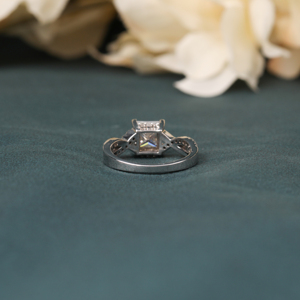 Lujoso anillo de compromiso de plata esterlina para mujer con corte princesa, Diamante cultivado en laboratorio y vástago redondo dividido certificado IGI - Product Image 4