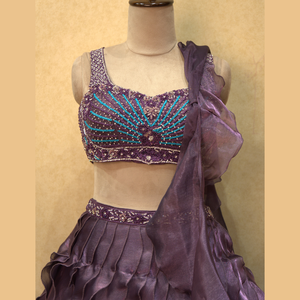 Lehenga con volantes de vino de lujo con llamativo trabajo hecho a mano y detalles de ritmos perfectos para todas las ocasiones a precio mayorista de La India - Product Image 1