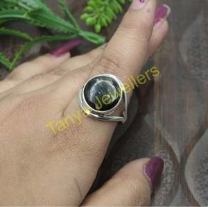 Bague en pierre précieuse Nuummite naturelle, bague en argent sterling 925, bague empilable faite à la main, Nuummite du Groenland - Product Image 2