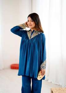 Ensemble élégant en deux pièces Comprend un haut bien ajusté et un chinon lourd inférieur coordonné avec un travail de séquence de broderie - Product Image 3