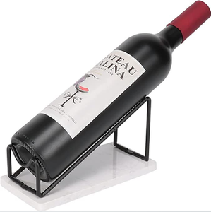 Soporte minimalista para una sola botella de vino, de alambre negro, sobre una base de mármol. Arte moderno. Disponible a precios de mayoreo. - Product Image 1