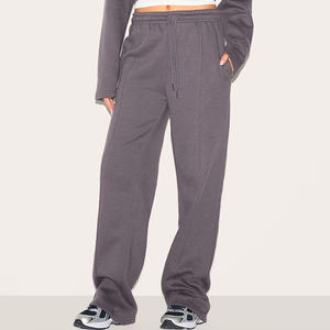 Sudadera recortada de mujer con logotipo personalizado, conjunto de dos piezas, ropa de entrenamiento cómoda y elegante con opciones de bordado e impresión - Product Image 3