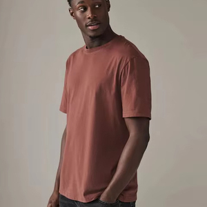 Camiseta de estilo de vida al aire libre para hombres Proveedor de ropa de calle personalizada para uso informal y uso diario a granel Ventas al por mayor - Product Image 1