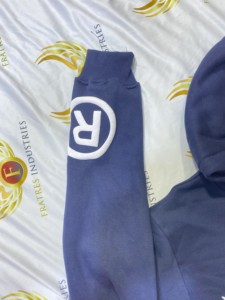 Sweat à capuche avec logo personnalisé imprimé bouffant sur l'étiquette tissée à l'intérieur du cou OEM solide toutes les couleurs disponibles bleu avec logo de couleur blanche - Product Image 3