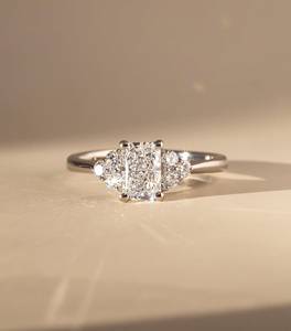 Bague Moissanite à coupe rayonnante de 1.75 carats intemporelle avec bande de style cathédrale conçue pour un usage quotidien dans un cadre solitaire classique - Product Image 1