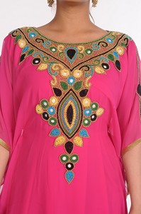 Caftans islamiques brodés en georgette rose - Product Image 3