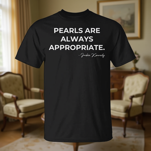 Citatore Iconico di Jackie Kennedy: 'Le perle sono sempre adatte' su T-shirt Promozionale - Product Image 3