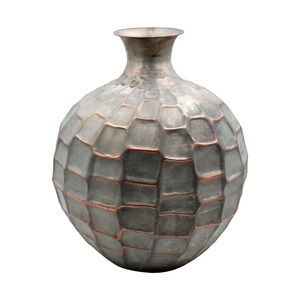 Florero de hierro de metal antiguo tradicional con grabado real y diseños esculpidos para una decoración floral única en interiores de primera calidad - Product Image 3