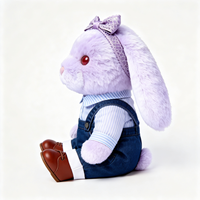 Peluche Lapin Mignon Personnalisé Violet à Oreilles Tombantes avec Nœud et Salopette en Jean, Jouet en Peluche Doux en Coton PP, Poupée Lapin Rembourrée