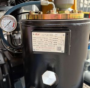 Compresseur d'air diesel portable haute pression jaune et noir, refroidi par air, de type remorque, pour utilisation sur chantier industriel - Product Image 2