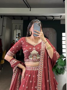 Dernière tenue de créateur Evergreen, très vendue, Lehenga Choli & Dupatta en soie avec de riches broderies et des sequins, en vente - Product Image 5