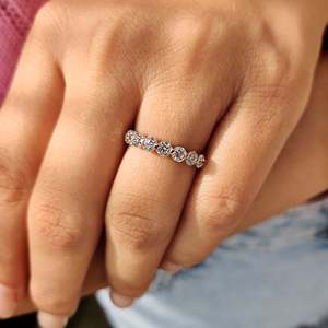 Anillo de Boda con Diamantes de Corte Redondo VS Clarity y Engaste Compartido, en Oro Amarillo Fino de 10k con Tecnología de Engaste para Promesas y Regalos - Product Image 4