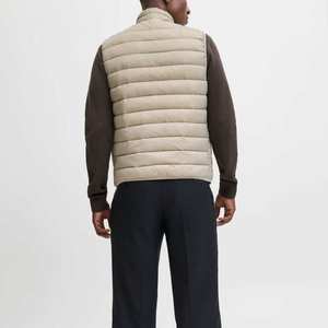 Gilets matelassés chauds pour hommes avec finition légère, confortable et hydrofuge, et coupe polyvalente pour les aventures en plein air - Product Image 3