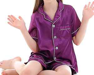 Ensemble de deux pièces de vêtements de nuit élégants et personnalisés pour femmes, fabriqués à la main à partir de tissu lisse pour un confort luxueux et doux - Product Image 3