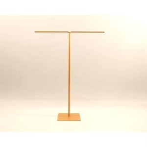 Support de bijoux en or simple avec un design élégant parfait pour afficher des colliers, des bracelets et des boucles d'oreilles pour la maison et le magasin - Product Image 1