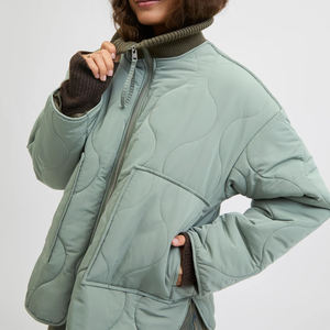 Veste matelassée légère pour femme pour l'hiver Col montant Extérieur Logo personnalisé Veste matelassée d'hiver en gros Taille plus rembourrée - Product Image 5