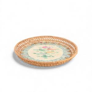 Assiette artisanale en nacre avec bord en rotin naturel pour une présentation élégante de la salle à manger et le service de table, en provenance du Vietnam - Product Image 1