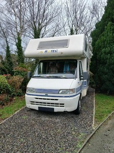 Camping-car d'occasion blanc à rayures bleues pour vacances en famille, véhicule de tourisme avec cabine supérieure - Product Image 4