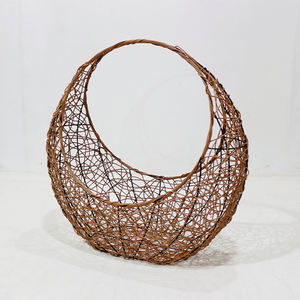 Cesta de Regalo Tejida en Forma de Luna Creciente Multifuncional Ecológica de Plástico Marrón Artex Dong Thap con Asa Alta - Product Image 4