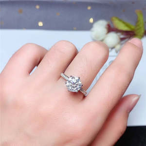 Bague de fiançailles élégante en argent sterling plaqué rhodium avec moissanite D-E incolore taille excellente/brillante et sertissage à griffes - Product Image 2