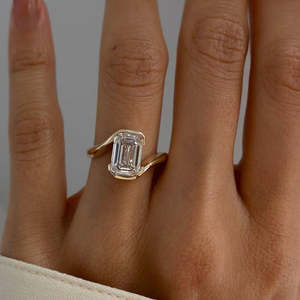 Bague de fiançailles en diamant de laboratoire taille émeraude certifié IGI 5,00 ct, design Signature Rapture Bypass, nouvelle bague en diamant de laboratoire 5,00 ct - Product Image 1
