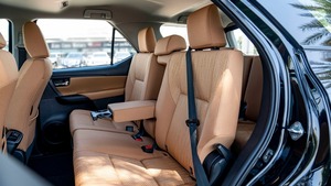 Nouveau Toyota 4Runner Automatique Conduite à Gauche avec Pneus R20 Intérieur Sombre Sièges en Cuir AWD Disponible à la Vente - Product Image 3
