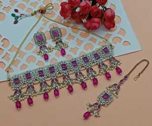 Ensemble de bijoux plaqué or kundan traditionnel indien de forme carrée et collier en cuivre avec ensemble de boucles d'oreilles Mangtika pour femmes - Product Image 2