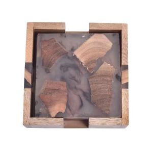 Ensemble de sous-verres carrés modernes en résine et bois Design rustique intégré avec tourbillons en marbre pour les accessoires de salle à manger et de table élégants - Product Image 5
